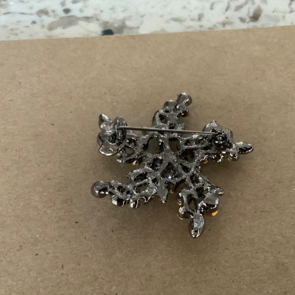Brooch - Picture 2 of 3